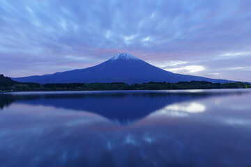 Obraz premium Mysterious blue hour landscape of Mount Fuji and its perfect reflection on Lake Tanuki before dawn in May, Shizuoka, Japan.