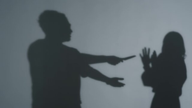 女性に刃物を突きつける男性のシルエット。強盗、犯罪、通り魔、闇バイト、防犯、事件、ストーカー、脅迫