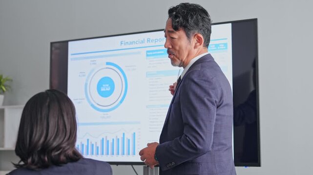 画面を見ながら会議するビジネスパーソンのグループ。プレゼン、セミナー、提案、講師、報告、発表、研修