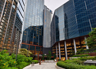 Obraz premium Ground level plaza with columned entrance, inviting steps and greenery frame office lobby.