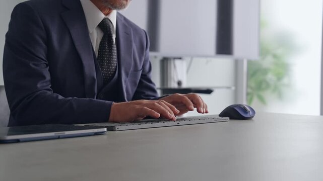 PCキーボードを操作する男性ビジネスパーソン。ビジネス、DX、IT、プログラマー、エンジニア、入力