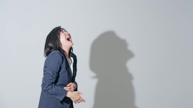 大笑いする女性ビジネスパーソン。笑う、爆笑、お笑い、ビジネスパーソン、嘲笑、楽しい、嬉しい、ハッピー