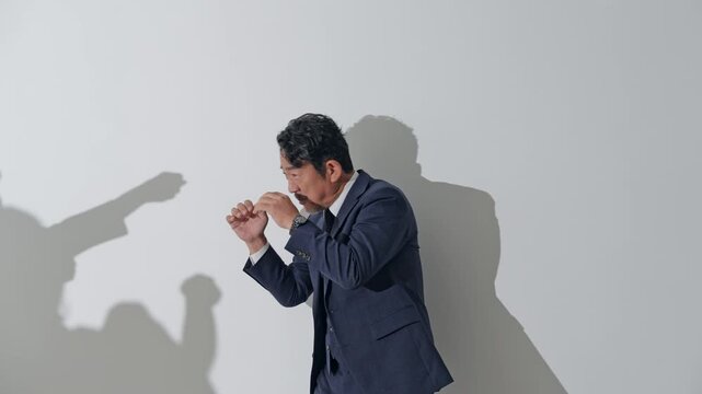 群衆と戦う男性。抵抗、対抗、防御、攻撃、抗議、デモ、炎上、トラブル、ビジネスパーソン、経営者、社長