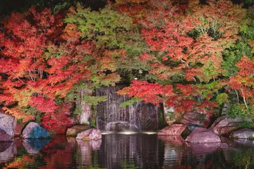 Fototapete Badezimmer Autumn leaves and waterfall of Japanese garden at night, Kokoen garden (Koko-en), Kobe city, Hyogo, Japan.  © YUSHENG HSU