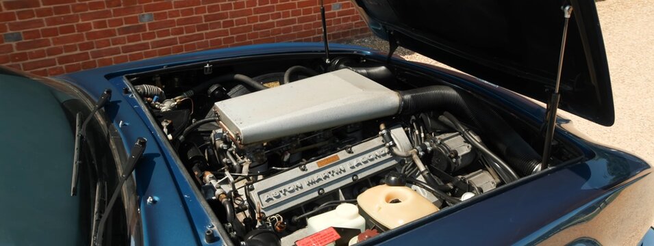 1989 Aston Martin V8 Vantage Volante X-pack convertible. cabriolet.