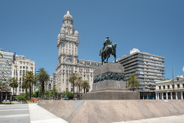 Architectural landscape of Independence Square in Montevideo, Uruguay © Kevin