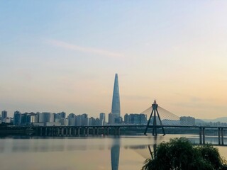 Obraz premium Iconic Seoul Landmarks Along the Han River