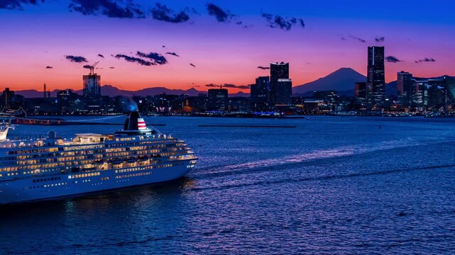 横浜ベイブリッジからマジックアワーの富士山とみなとみらいの夜景パノラマ&larr;左方向スライド