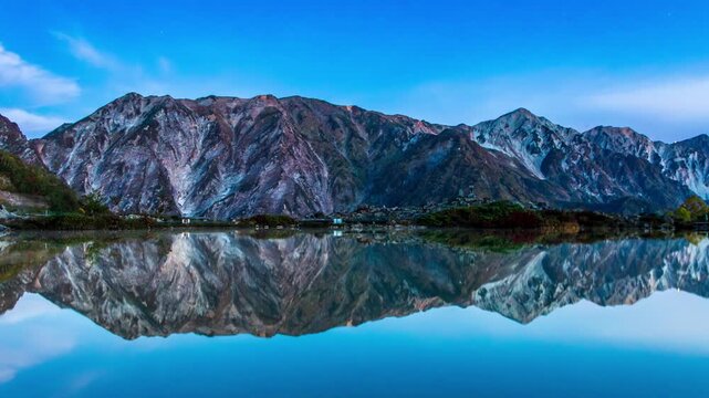 水面に映る山」の写真素材 | 5,530件の無料イラスト画像 | Adobe Stock