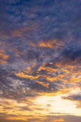 Fototapeta premium Golden Hour Sunset Sky with Dramatic Glowing Clouds,A breathtaking and dramatic sunset sky filled with golden, orange, and yellow clouds, creating a peaceful and inspiring atmosphere at twilight.
