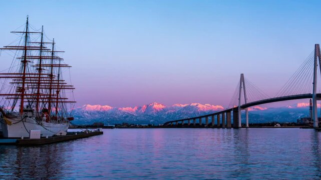 夕方の海王丸パークから新湊大橋と海王丸を前景にピンク色染まる立山連峰アーベンロートパノラマ&rArr;右方向スライド