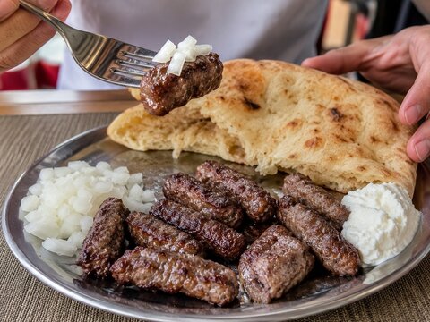 Disfrutar de una comida con carne asada y pan en un plato