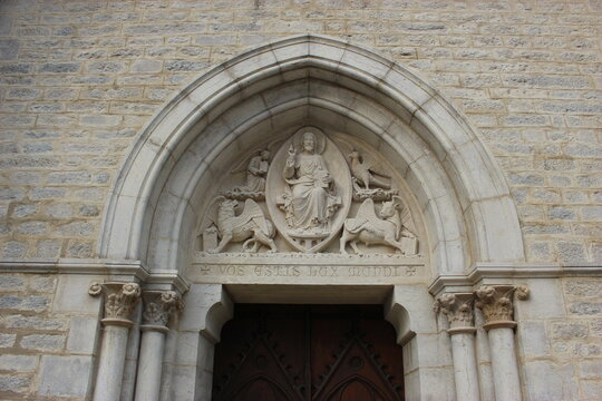 Montbeno&icirc;t : fronton sculpt&eacute; (t&eacute;tramorphe) sur le tympan du portail de l'abbaye Notre-Dame