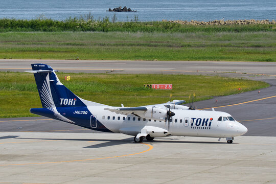 新潟空港をタキシングするトキエア ATR 42-600（JA03QQ）旅客機