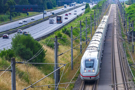 Ein ICE der Deutschen Bahn (DB) faehrt auf der Schnellfahrstrecke Nuernberg-Muenchen. 