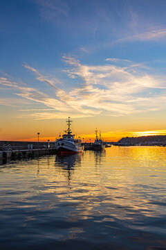 Sonnenuntergang und Fischerboote im Hafen der Stadt Sassnitz auf der Insel R&uuml;gen