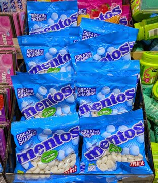 Coloridos paquetes de caramelos Mentos sabor menta, en el expositor de un supermercado Normal, Madrid, Espa&ntilde;a, 12 de mayo de 2026