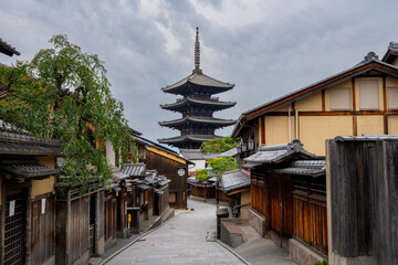 Obraz premium Yasaka Pagoda and Traditional Streetscape in Higashiyama, Kyoto, Japan