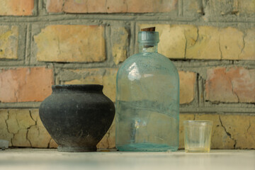 Fototapeta premium old jug with an old bottle 