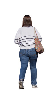 Femme vue de dos marchant avec un pull blanc &agrave; rayures noires, jean bleu, baskets et sac &agrave; bandouli&egrave;re fleuri, photo d&eacute;tour&eacute;e 