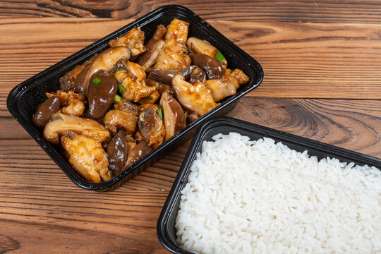 Takeaway set meal with braised chicken chunks mixed with glossy shiitake mushrooms and chopped green onions, paired with a separate box of steamed white rice