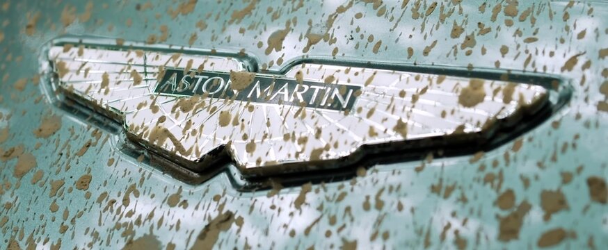 Aston Martin DBX, the English luxury SUV in the mud