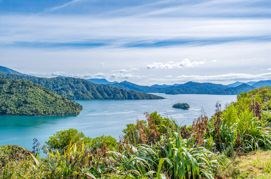Neuseeland, S&uuml;dinsel, Picton, Marlborough Sounds: Spektakul&auml;re K&uuml;stenlandschaft mit Inseln und tiefblauem Wasser. Ein friedlicher, sonniger Tag in der unber&uuml;hrten Natur. Fernweh und Urlaubsstimmung