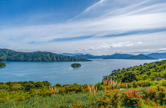 Neuseeland, S&uuml;dinsel, Picton, Marlborough Sounds: Spektakul&auml;re K&uuml;stenlandschaft mit Inseln und tiefblauem Wasser. Ein friedlicher, sonniger Tag in der unber&uuml;hrten Natur. Fernweh und Urlaubsstimmung