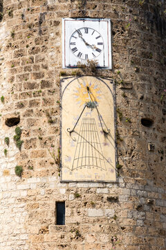 Horloge et cadran solaire, datant du 14&egrave; si&egrave;cle, sur une tour en pierres, monument historique. Anduze, Gard