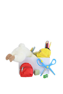 Material escolar para educaci&oacute;n infantil sobre fondo blanco en vertical con espacio para texto con acci&oacute;n de preparar, organizar y seleccionar los &uacute;tiles escolares para la vuelta al colegio..