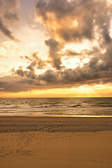 Obraz premium Golden clouds at Zandvoort during sunset, with soft warm tones and textured sky gradients ideal for calm atmospheric designs.