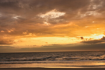 Obraz premium Golden clouds at Zandvoort during sunset, with soft warm tones and textured sky gradients ideal for calm atmospheric designs.