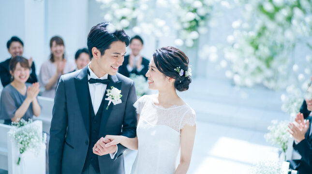 チャペルで祝福される笑顔の新郎新婦　結婚式とブライダルセレモニー