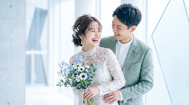 チャペルで見つめ合う笑顔の新郎新婦　ブライダルフォトと結婚式イメージ