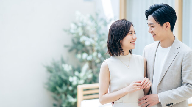 婚活やマッチングアプリで出会い幸せそうに寄り添う若いカップル