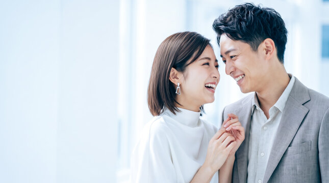 婚活やマッチングアプリで出会い幸せそうに寄り添う若いカップル