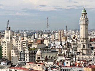 Obraz premium Aerial view of Buenos Aires, showing a clock tower and surrounding cityscape.