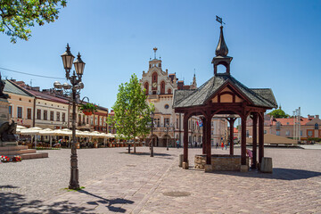 Zabytkowa drewniana studnia na Rynku w Rzeszowie, Polska   Historic wooden well in the Market Square of Rzeszów, Poland © Adrian White