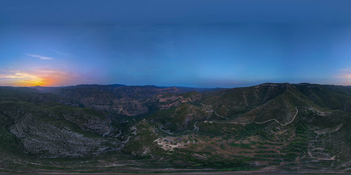 Esf&eacute;rica a&eacute;rea al amanecer zona de Ocio en Cortes de Pallas , Valencia , Espa&ntilde;a.