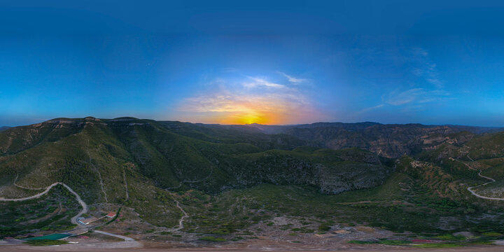 Esf&eacute;rica a&eacute;rea al amanecer zona de Ocio en Cortes de Pallas , Valencia , Espa&ntilde;a.