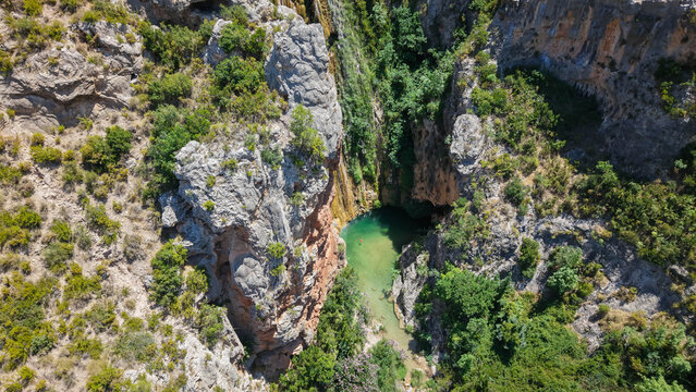 Poza de ba&ntilde;o de entorno mediterr&aacute;neo al final de un barranco en el fondo de un acantilado