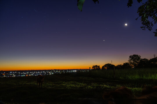 Crep&uacute;sculo e luzes da cidade