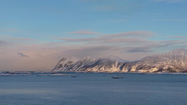 Paisaje &aacute;rtico con islas de hielo y fiordos noruegos