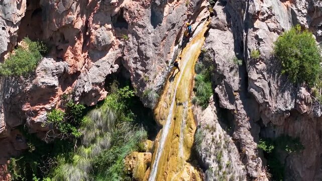 Vista cenital del Barranco de Otonel  en Valencia , cauce enca&ntilde;onado del rio y pozas con personas ba&ntilde;&aacute;ndose o barranquista practicado rapeles