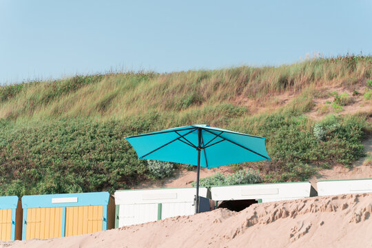 Sonnenschirm vor Strandkabinen in Zeeland - Strandkabinenvermietung