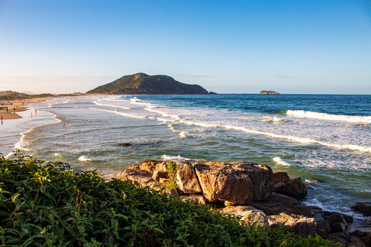 Ondas batendo na rocha na praia do Santinho, Ingleses, Florian&oacute;polis, Santa Catarina, Brasil 