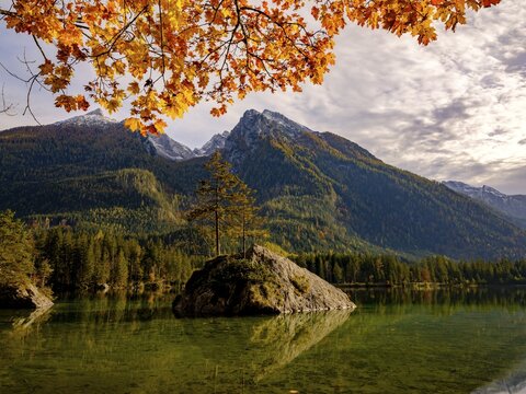 Autumn at Hintersee, behind Hochkalter, Berchtesgaden National Park, Ramsau, Upper Bavaria, Bavaria, Germany