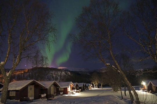 Small cabins in wintry landscape, Northern Lights, Aurora Borealis, Sortland, Vesteralen, Nordland, Scandinavia, Norway