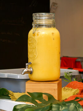 Grand distributeur de limonade fra&icirc;che ou jus de fruits dans un bocal en verre avec robinet, id&eacute;al pour buffet, mariage, brunch ou r&eacute;ception estivale