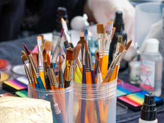 Pinceaux de maquillage professionnels et matériel de body painting ou maquillage artistique sur une table de travail en atelier © Colombe Delons